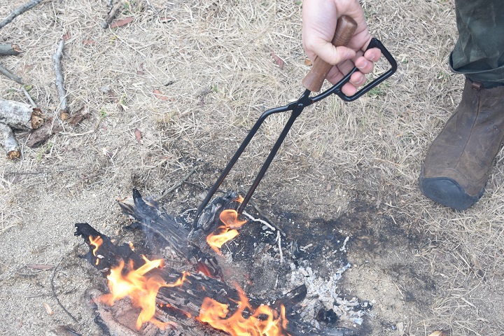 気質アップ 炭バサミ ケース 付き 薪 火 ばさみ 焚火 トング キャンプ アウトドア 茶色